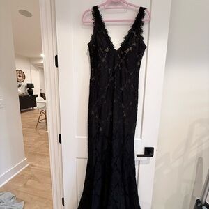 Elegant Black Lace V-Neck Evening Dress